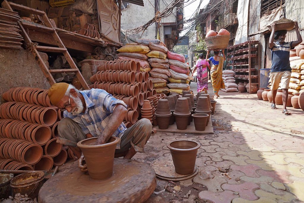 In Dharavi, a highly organized slum in the middle of the city, people live and labour. 500 acres hold 750 000 people and activities such as: pottery, recycling, leather manufacturing, fishing…