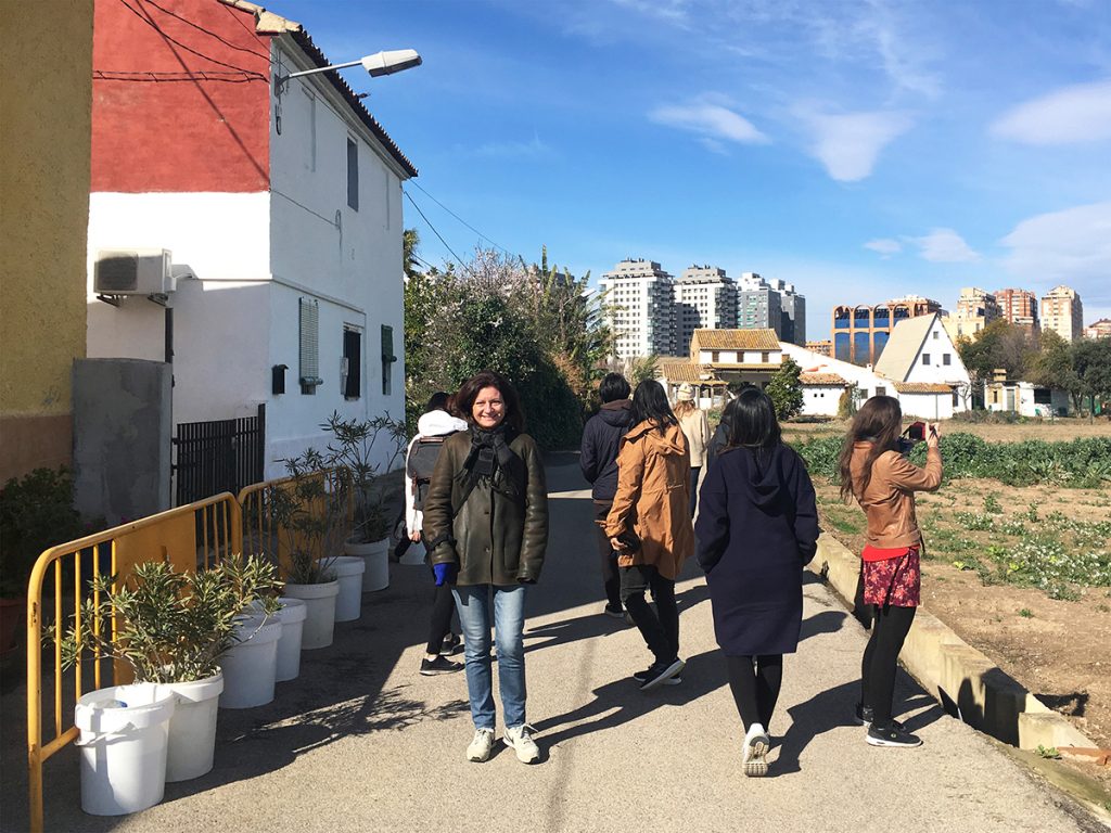 Studio instructor Arancha Muñoz-Criado (MLA '92) visiting the South Huerta with students.