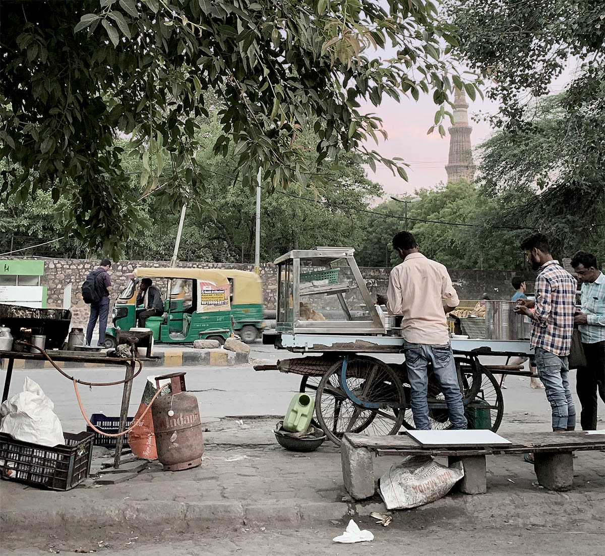 Roadside food kiosk with the Qutub Minar in the background