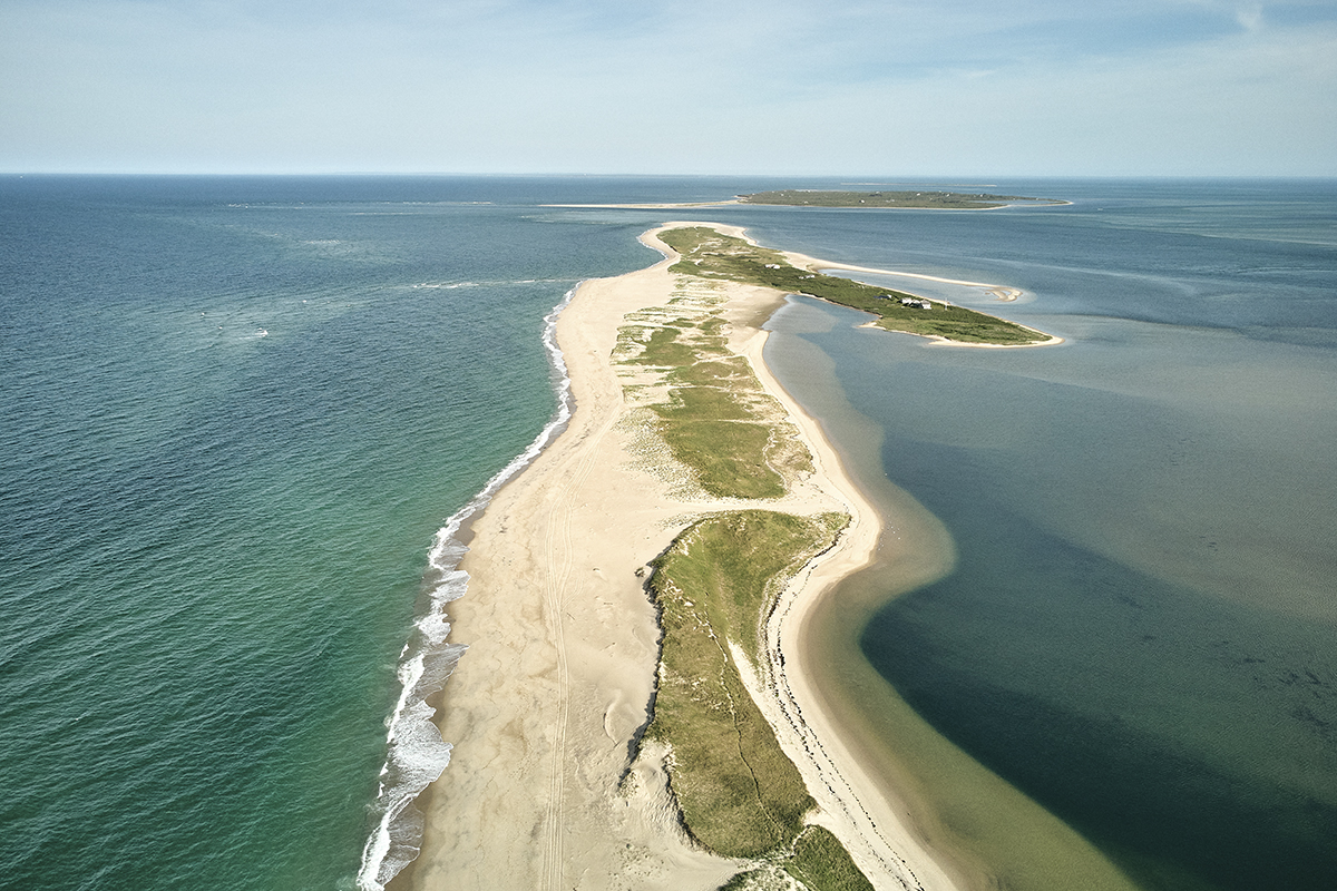 Thin island sorrounded by the ocean.