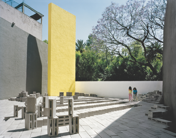 Rendering of a sunny plaza. There is a yellow wall in the midst of the grey concrete. Two children are standing in the environment.