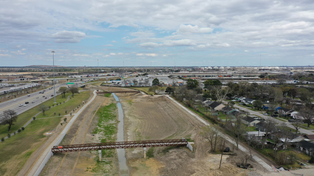 A large freeway sits next to a residential suburb.