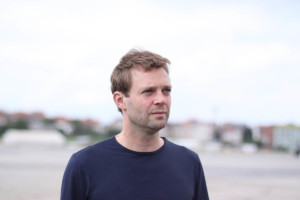 Headshot of Bas Smets, who stands outdoors and wears a navy blue shirt.