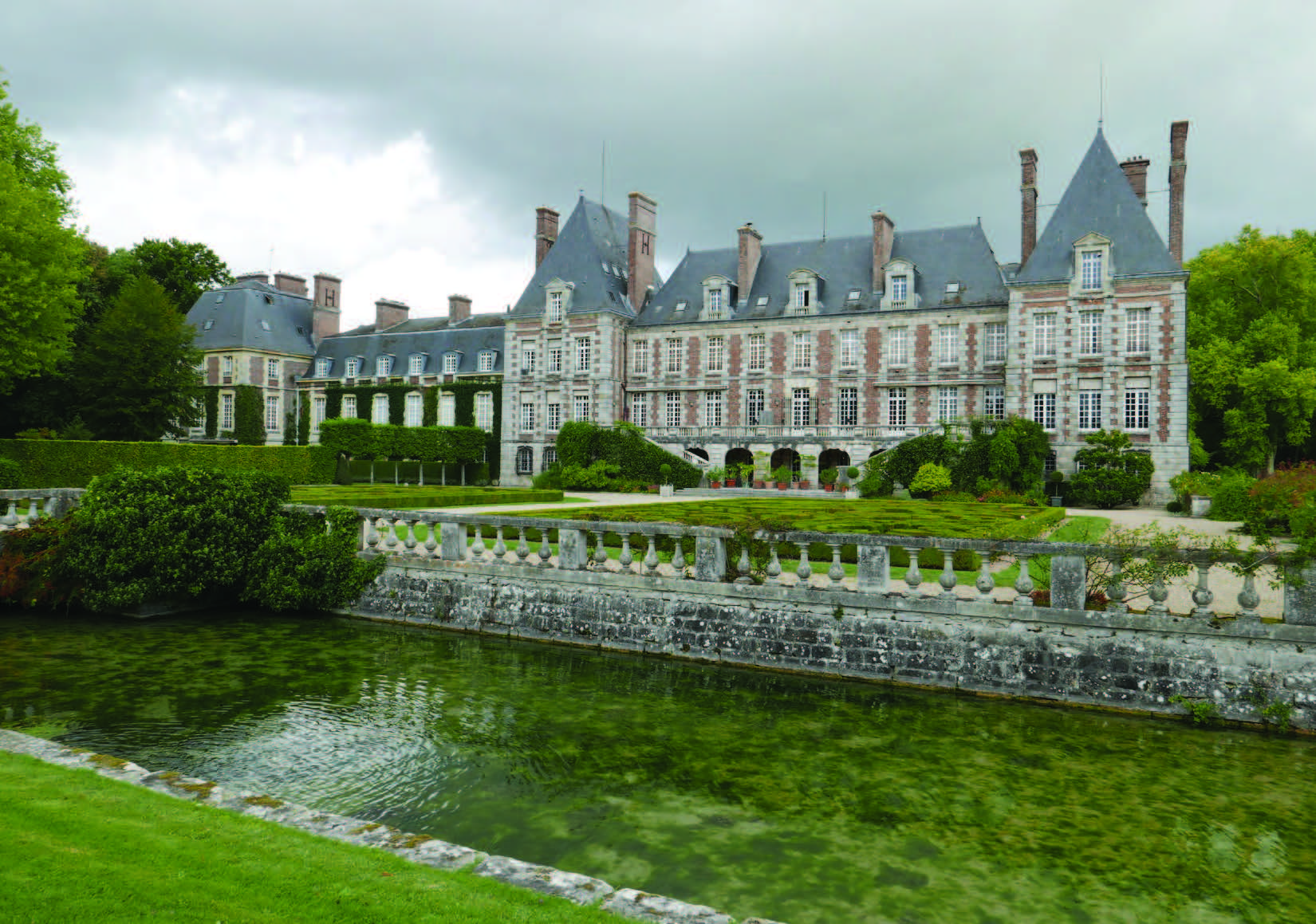A close-up of Domaine de Courances with surrounding gardens and canal.