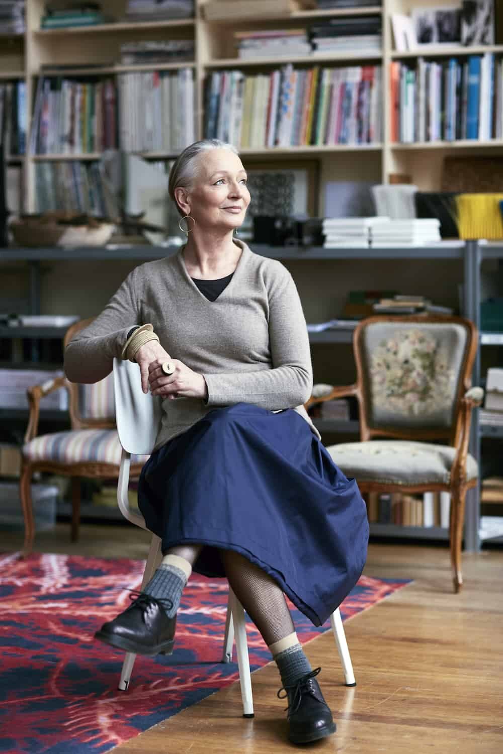 Photo of Petra Blaisse in a library