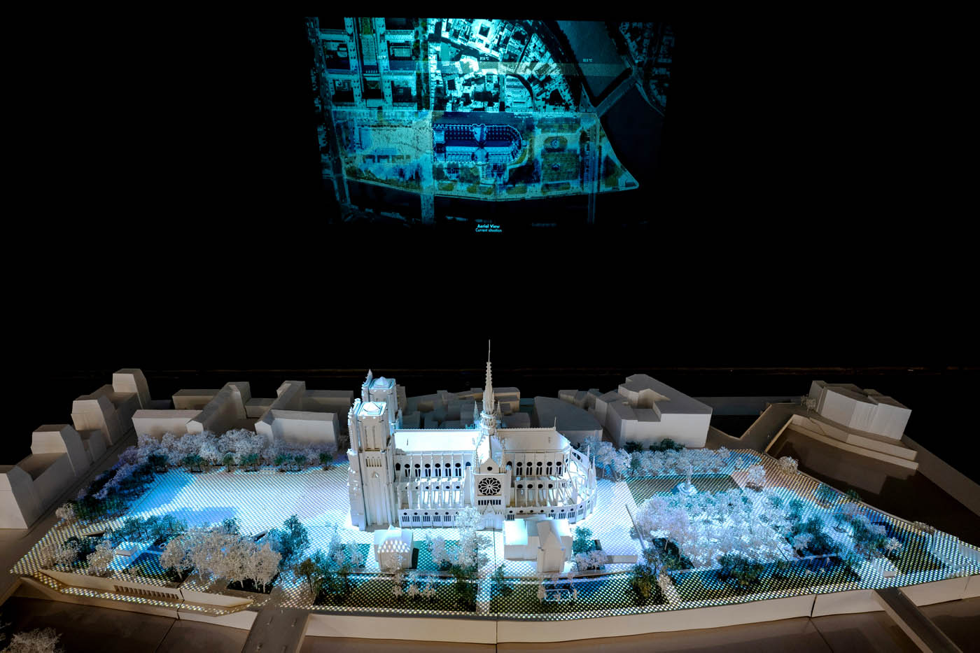 A model witha. projected diagram lighting it up.