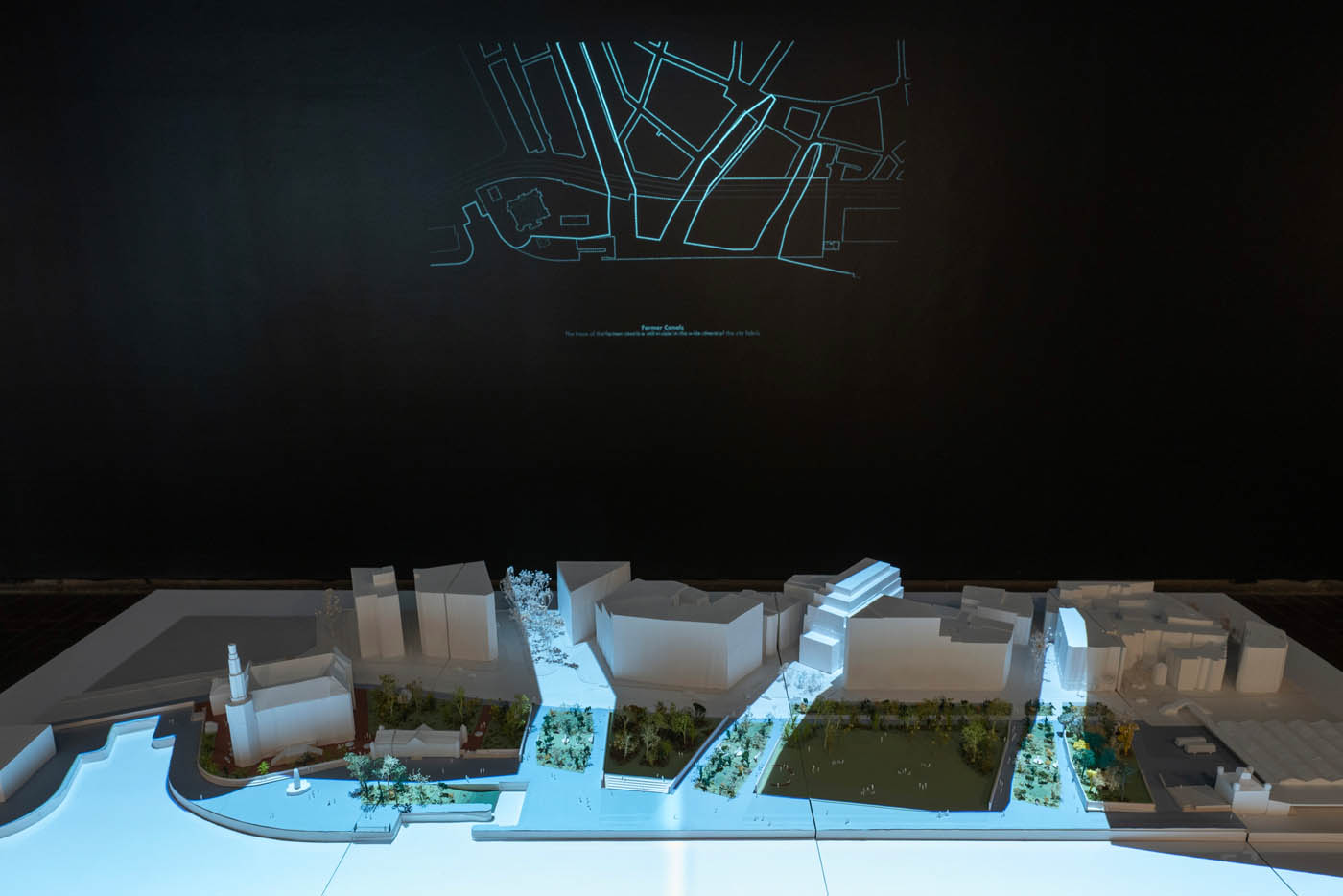 A model witha. projected diagram lighting it up.