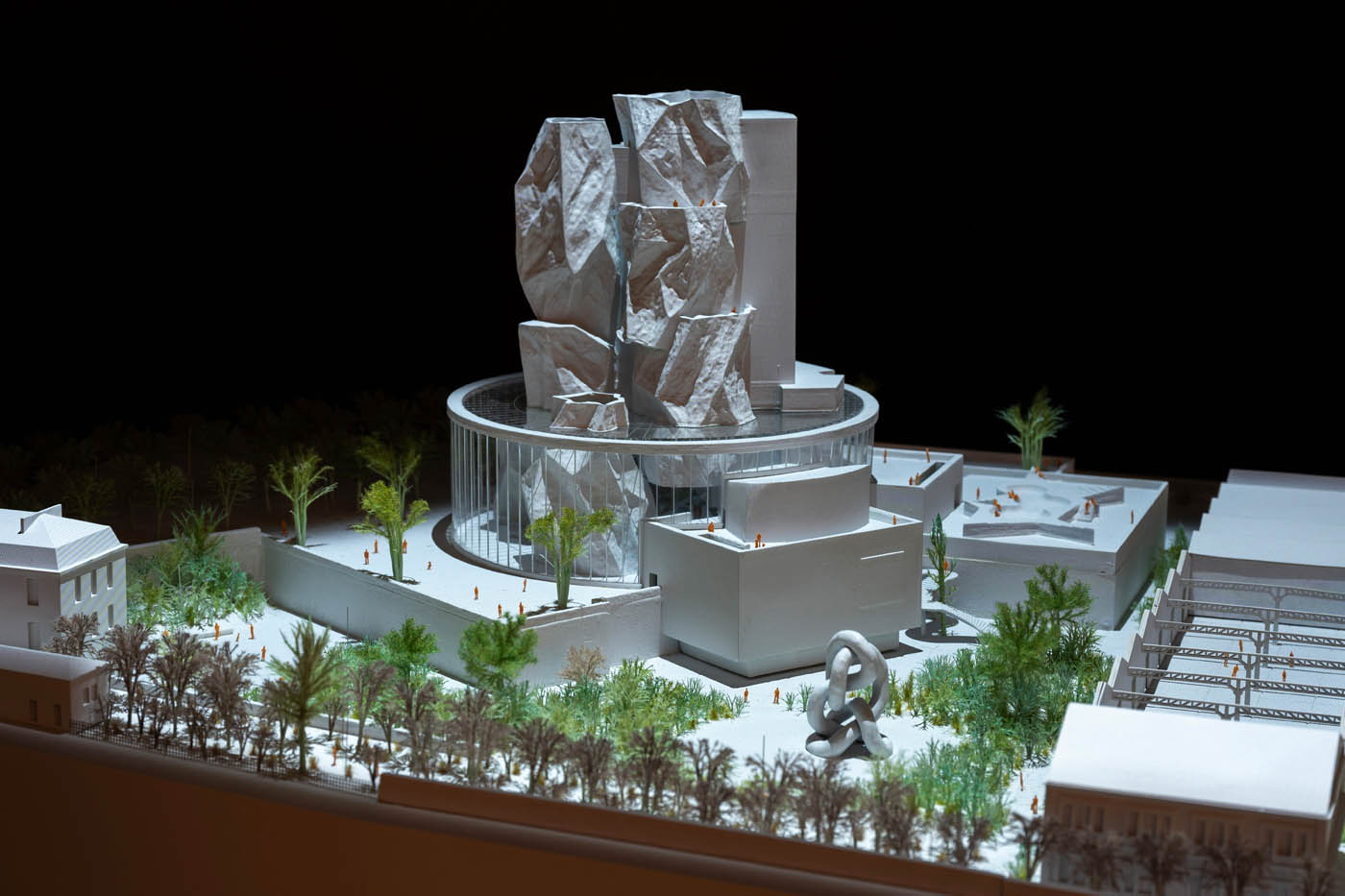 A model witha. projected diagram lighting it up.