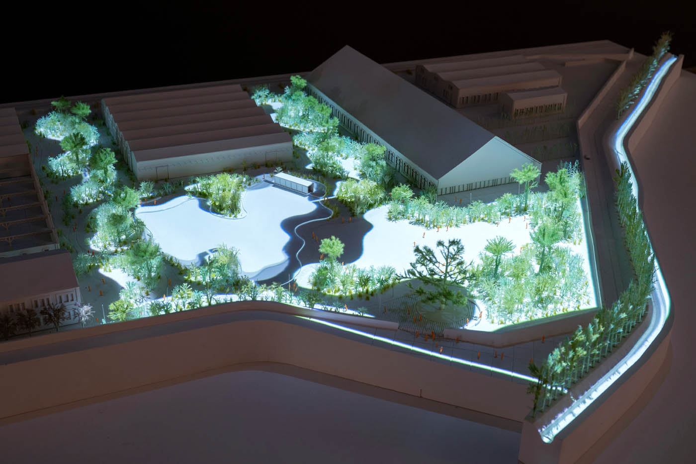 A model witha. projected diagram lighting it up.