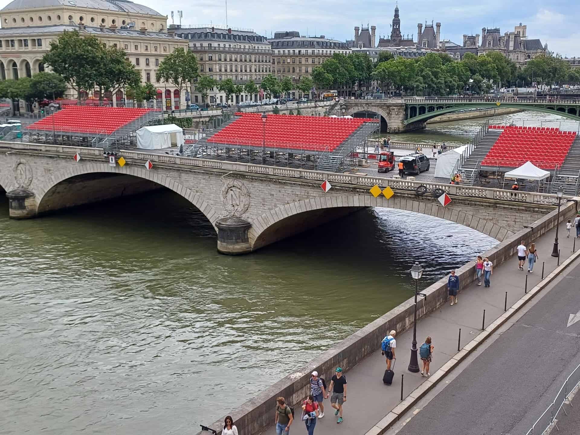 photo showcasing the assembly of the stands on the Pont au Change bridge overlooking the Seine