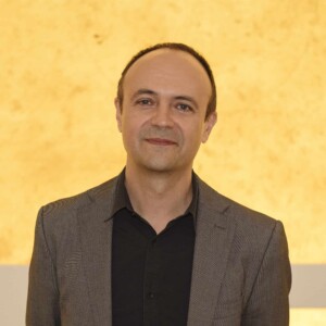 Headshot of Jorge Otero-Pailos against a yellow backdrop.