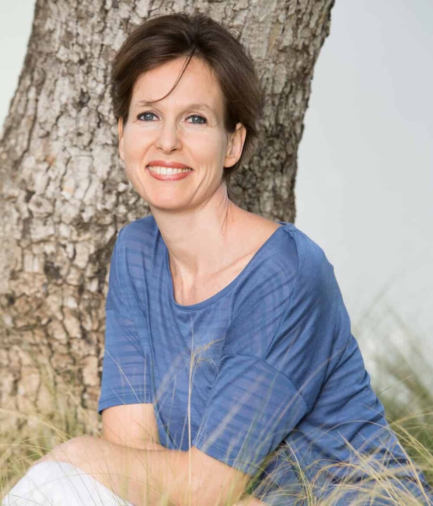 Outdoor headshot of Speaker Mounia Bennani