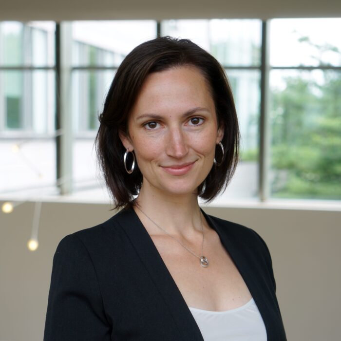Avis Devine headshot
